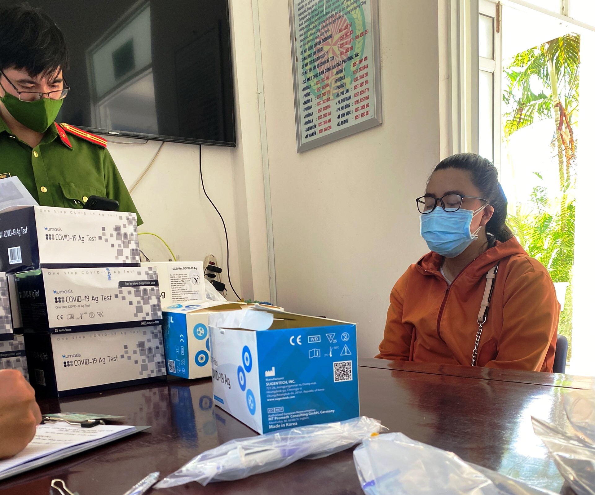 Bắt quả tang 1 phụ nữ buôn bán trái phép bộ kit test nhanh Covid-19 - Ảnh 2.