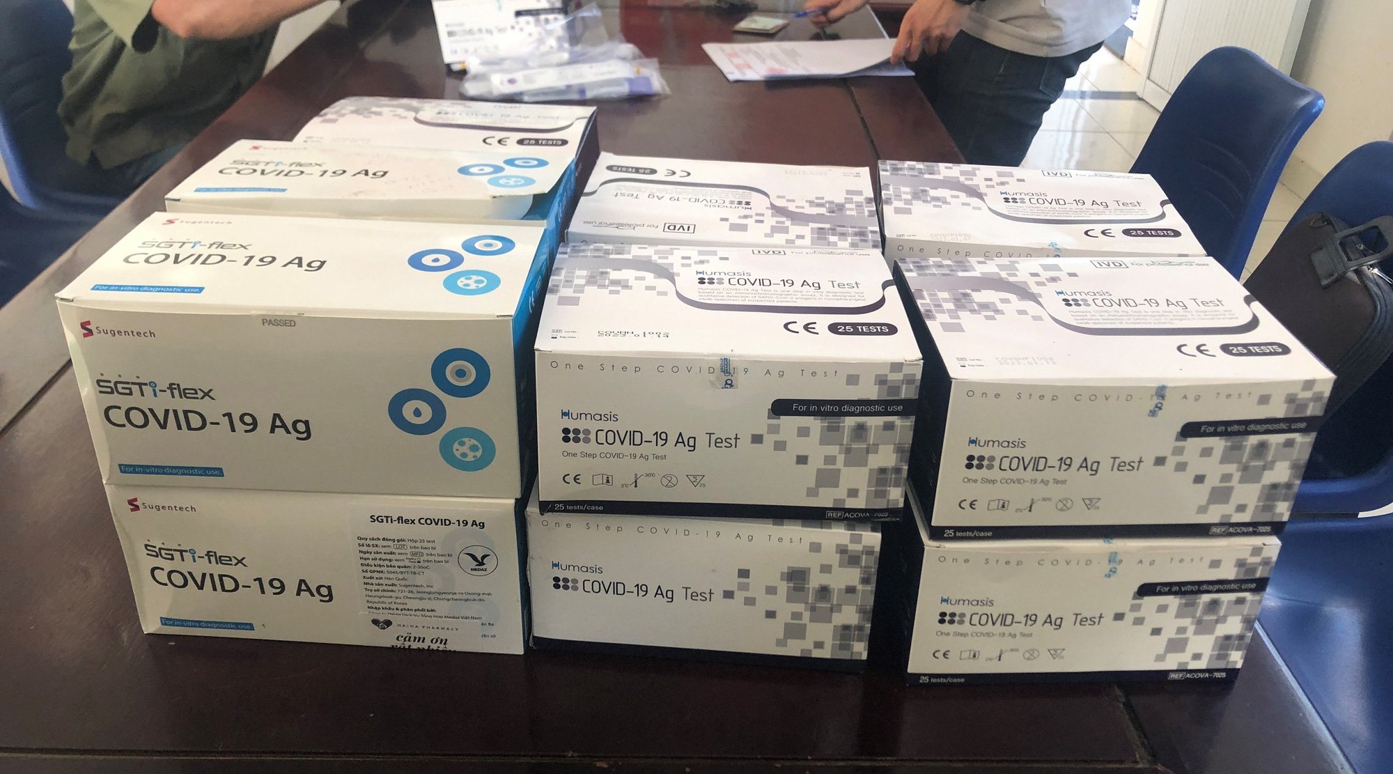 Bắt quả tang 1 phụ nữ buôn bán trái phép bộ kit test nhanh Covid-19 - Ảnh 4.
