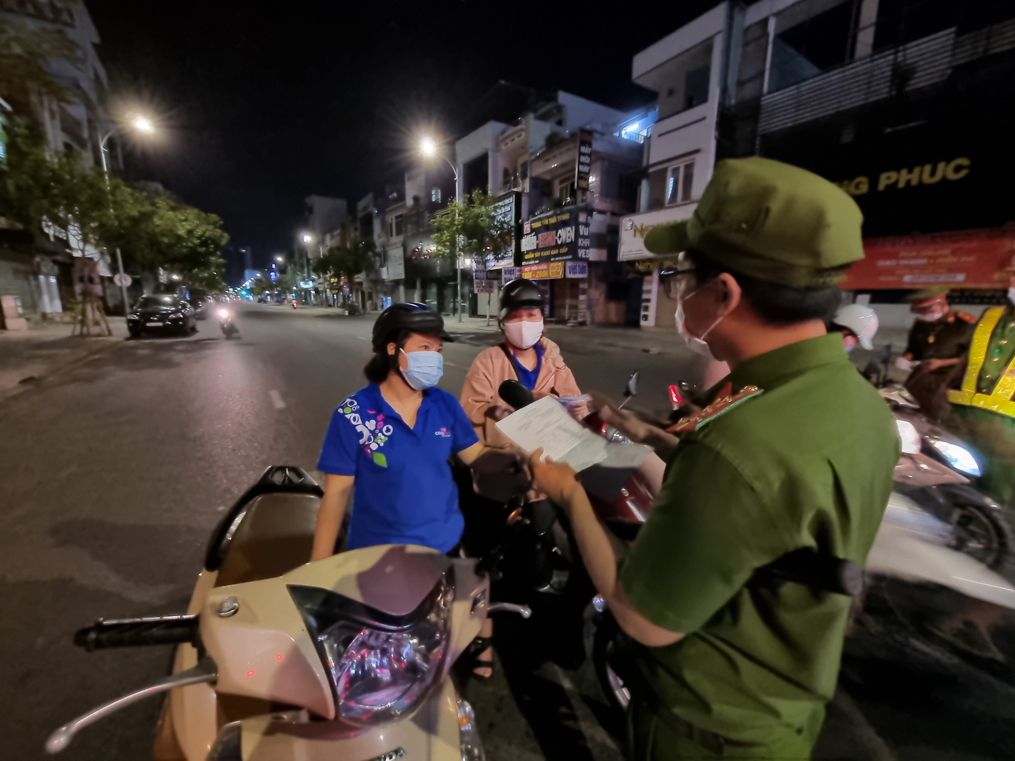 Đà Nẵng lập nhiều chốt kiểm soát, đường phố vắng người đi lại