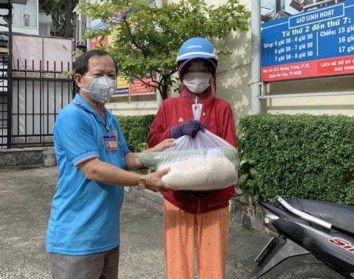 Chia sẻ khó khăn với người lao động - Ảnh 1.