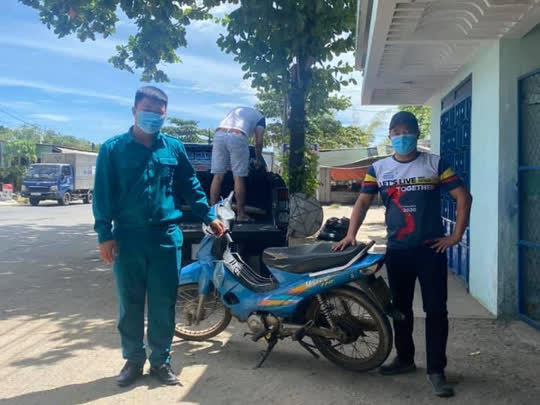 Bé trai 9 ngày tuổi cùng cha mẹ vượt hàng ngàn km từ Bình Dương về Nghệ An bằng xe máy - Ảnh 4.