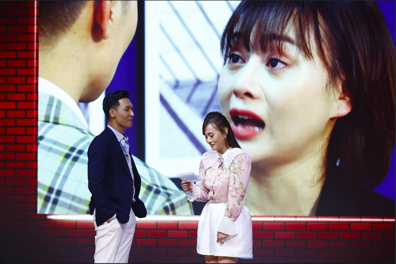 Phương Oanh - Mạnh Trường đưa nhau vào rạp xem "Hương vị tình thân" trong cuộc hẹn cuối tuần