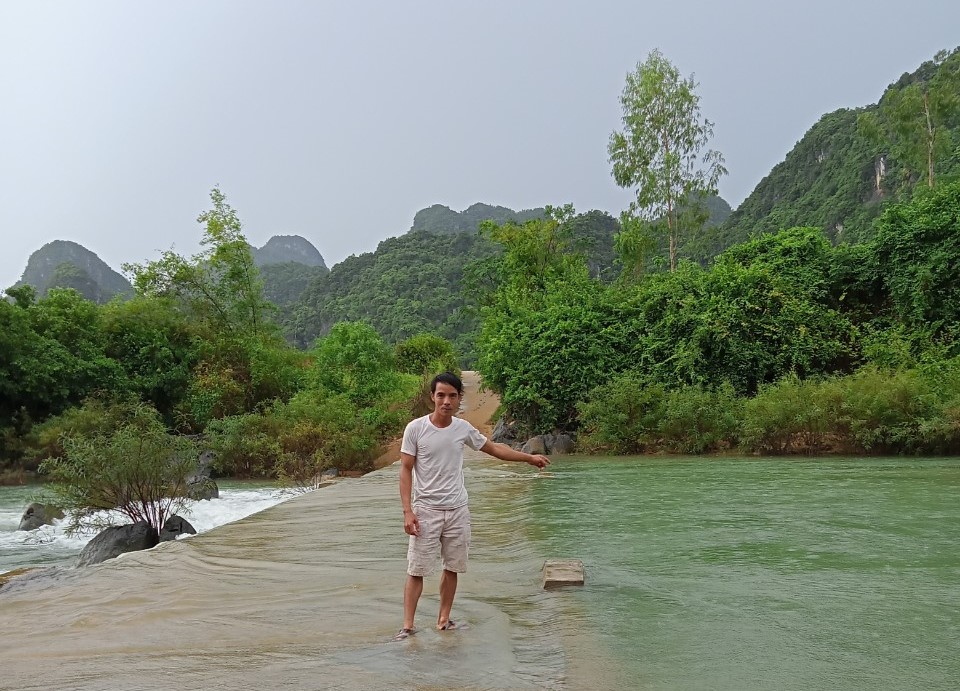 Quảng Bình: Người đàn ông lao xuống suối cứu 2 thanh thiếu niên bên miệng "hà bá"