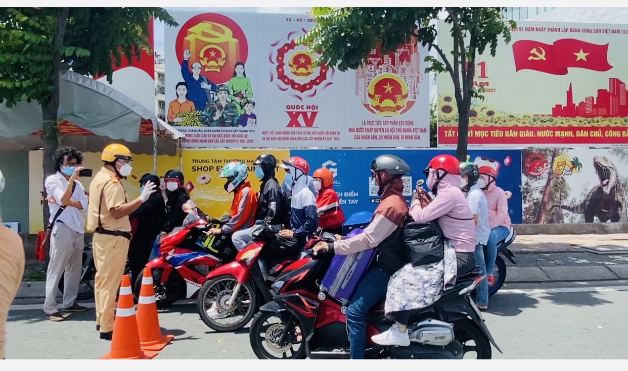 CLIP: H&agrave;ng loạt phương tiện rời TP HCM về qu&ecirc; phải trở lại v&igrave; kh&ocirc;ng bảo đảm quy định ph&ograve;ng chống dịch - Ảnh 1.