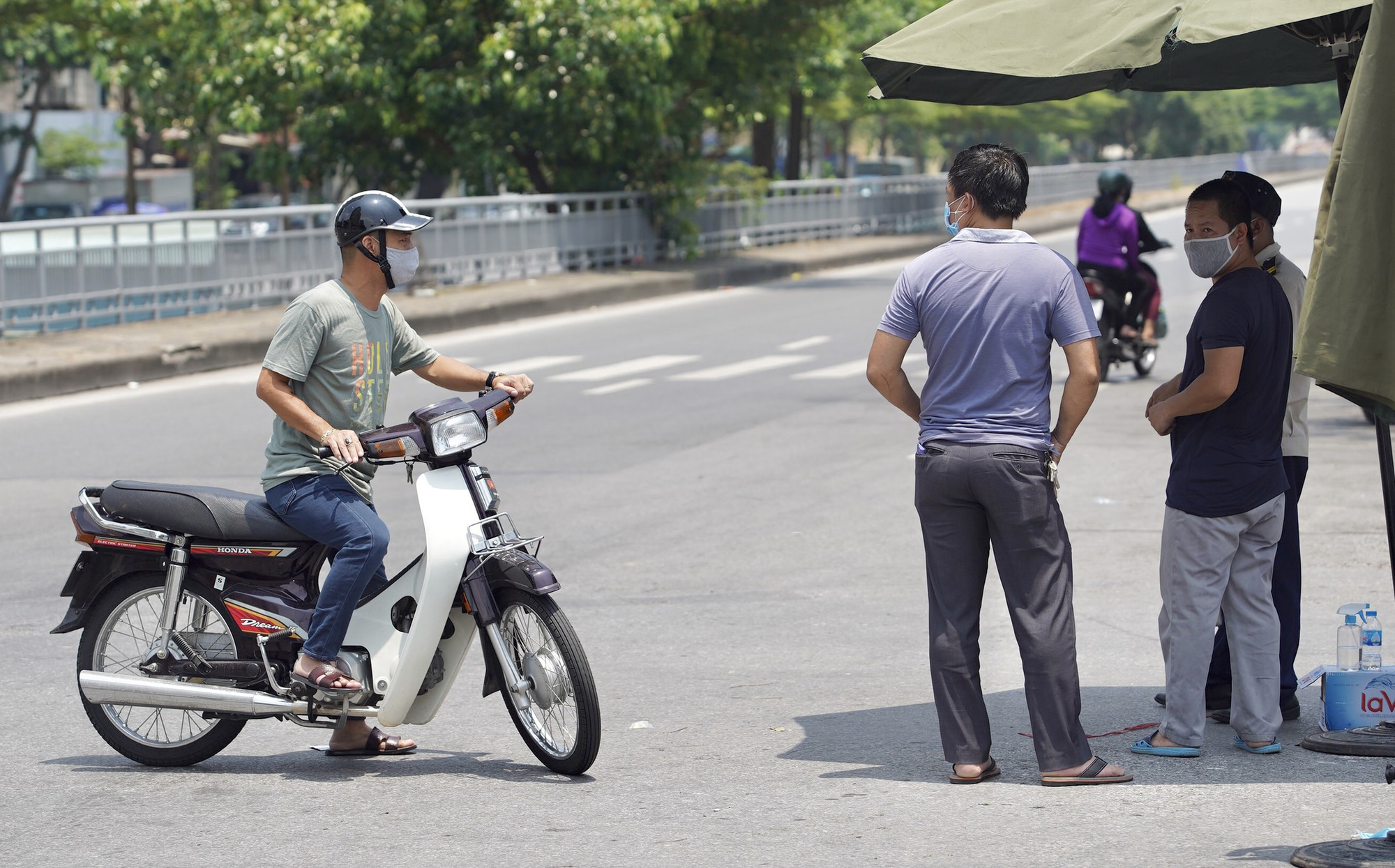 CLIP: Tiếp tế lương thực cho phường Chương Dương bị phong toả với 23 ngàn dân - Ảnh 8.