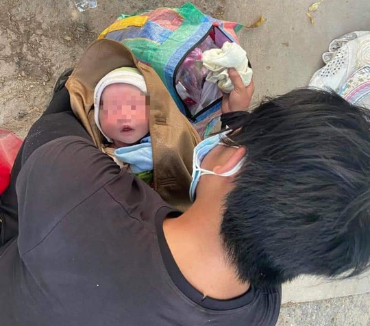 Bé trai 9 ngày tuổi cùng cha mẹ vượt hàng ngàn km từ Bình Dương về Nghệ An bằng xe máy - Ảnh 1.