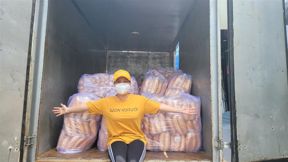 Bị chê từ thiện "làm màu", nghệ sĩ Việt Hương lên tiếng