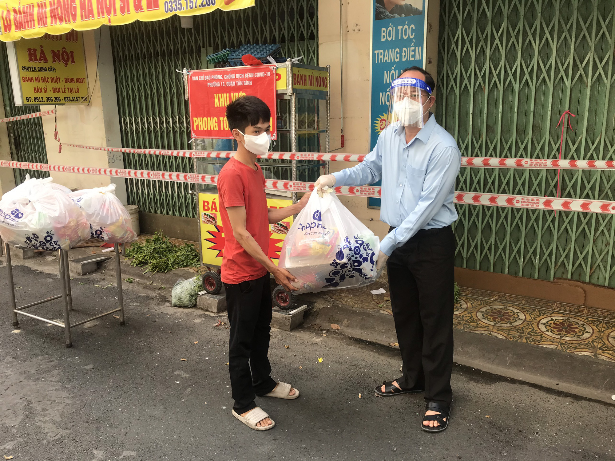 Phó Bí thư Thành ủy TP HCM Nguyễn Hồ Hải thăm "vùng xanh" và khu phong tỏa ở quận Tân Bình
