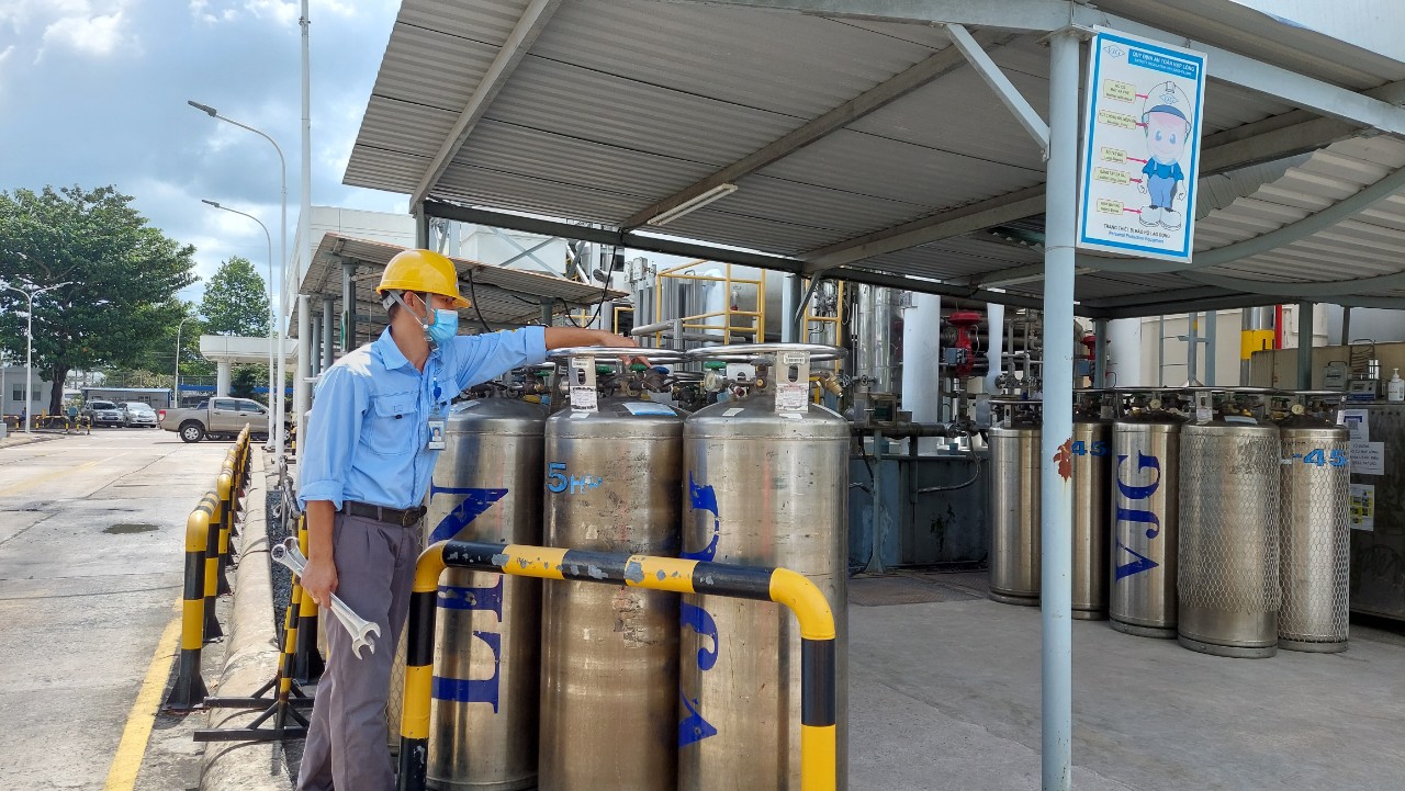Cận cảnh nh&agrave; m&aacute;y sản xuất &ocirc;xy cung cấp cho điều trị bệnh - Ảnh 8.