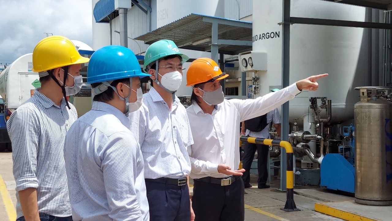 Cận cảnh nh&agrave; m&aacute;y sản xuất &ocirc;xy cung cấp cho điều trị bệnh - Ảnh 1.