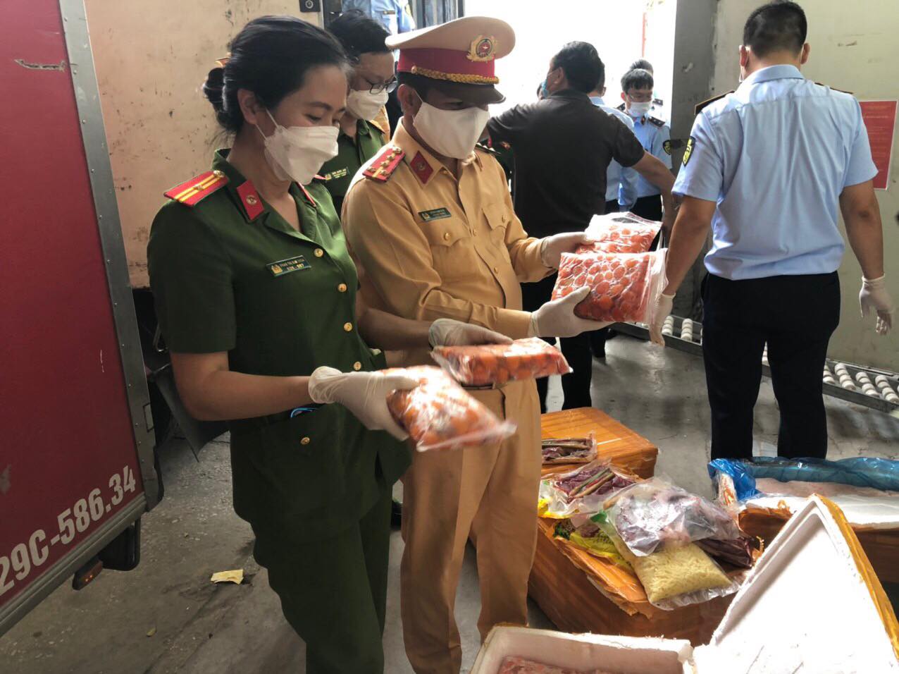 10 tấn c&aacute;nh g&agrave;, nầm lợn h&ocirc;i thối sắp l&ecirc;n b&agrave;n nhậu - Ảnh 1.