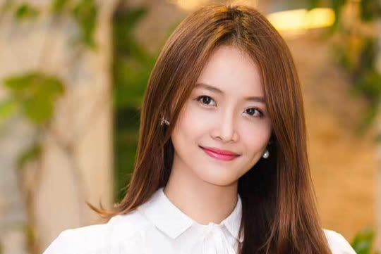 Á hậu Trương Mỹ Nhân "còng lưng" trả nợ đánh bài của mẹ