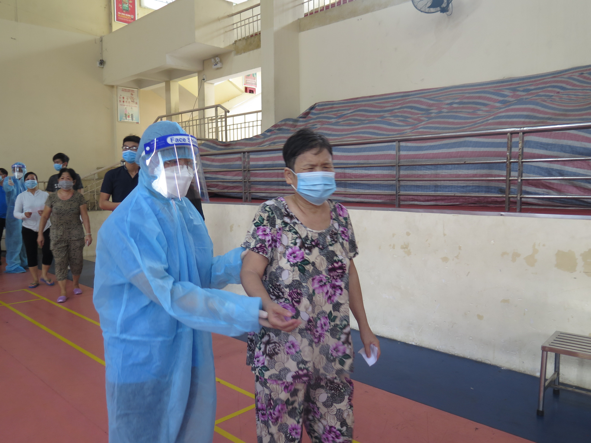 Cận cảnh người d&acirc;n lấy mẫu x&eacute;t nghiệm Covid-19, tu&acirc;n thủ nguy&ecirc;n tắc 5K - Ảnh 1.