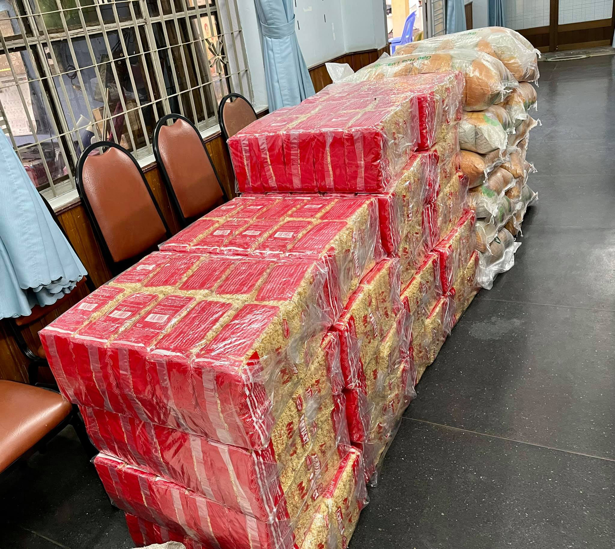NSƯT Trịnh Kim Chi vận động qu&agrave; cứu trợ 178 c&ocirc;ng nh&acirc;n s&acirc;n khấu TP HCM - Ảnh 3.