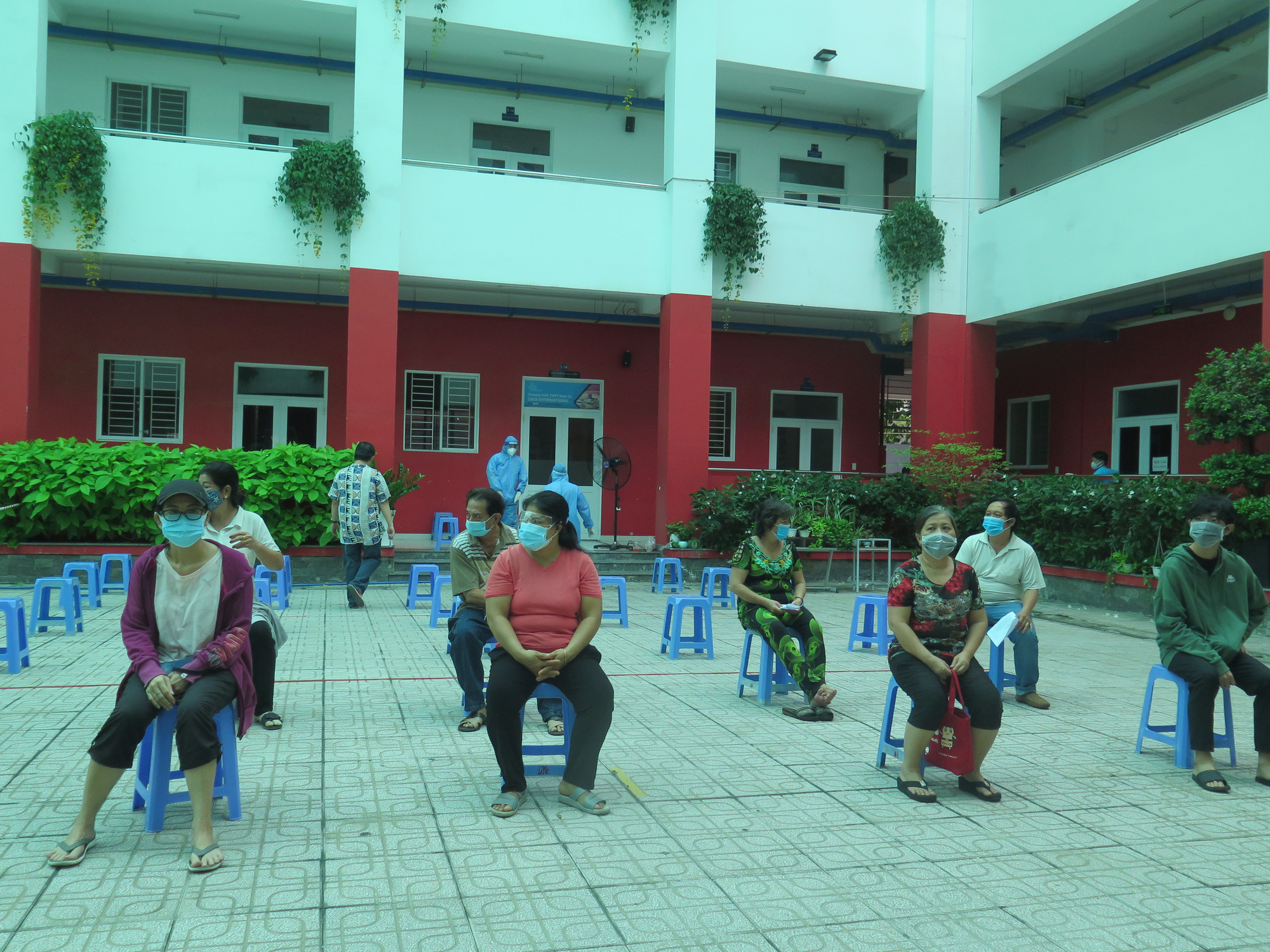 Cận cảnh người d&acirc;n lấy mẫu x&eacute;t nghiệm Covid-19, tu&acirc;n thủ nguy&ecirc;n tắc 5K - Ảnh 4.