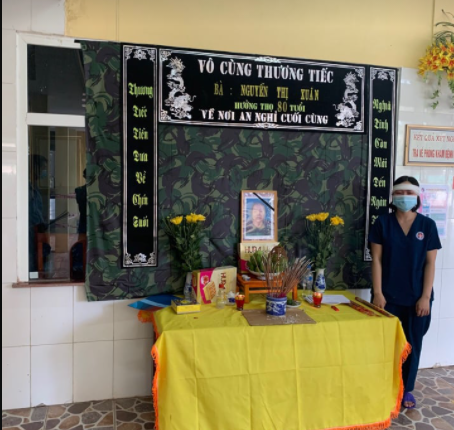 Lập bàn thờ trong bệnh viện dã chiến để nữ kỹ thuật viên chịu tang mẹ chồng