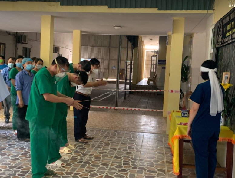 Lập bàn thờ trong bệnh viện dã chiến để nữ kỹ thuật viên chịu tang mẹ chồng - Ảnh 2.