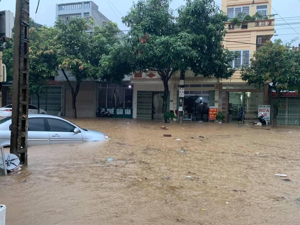 Ôtô, đồ đạc chìm sâu trong nước ở Lào Cai