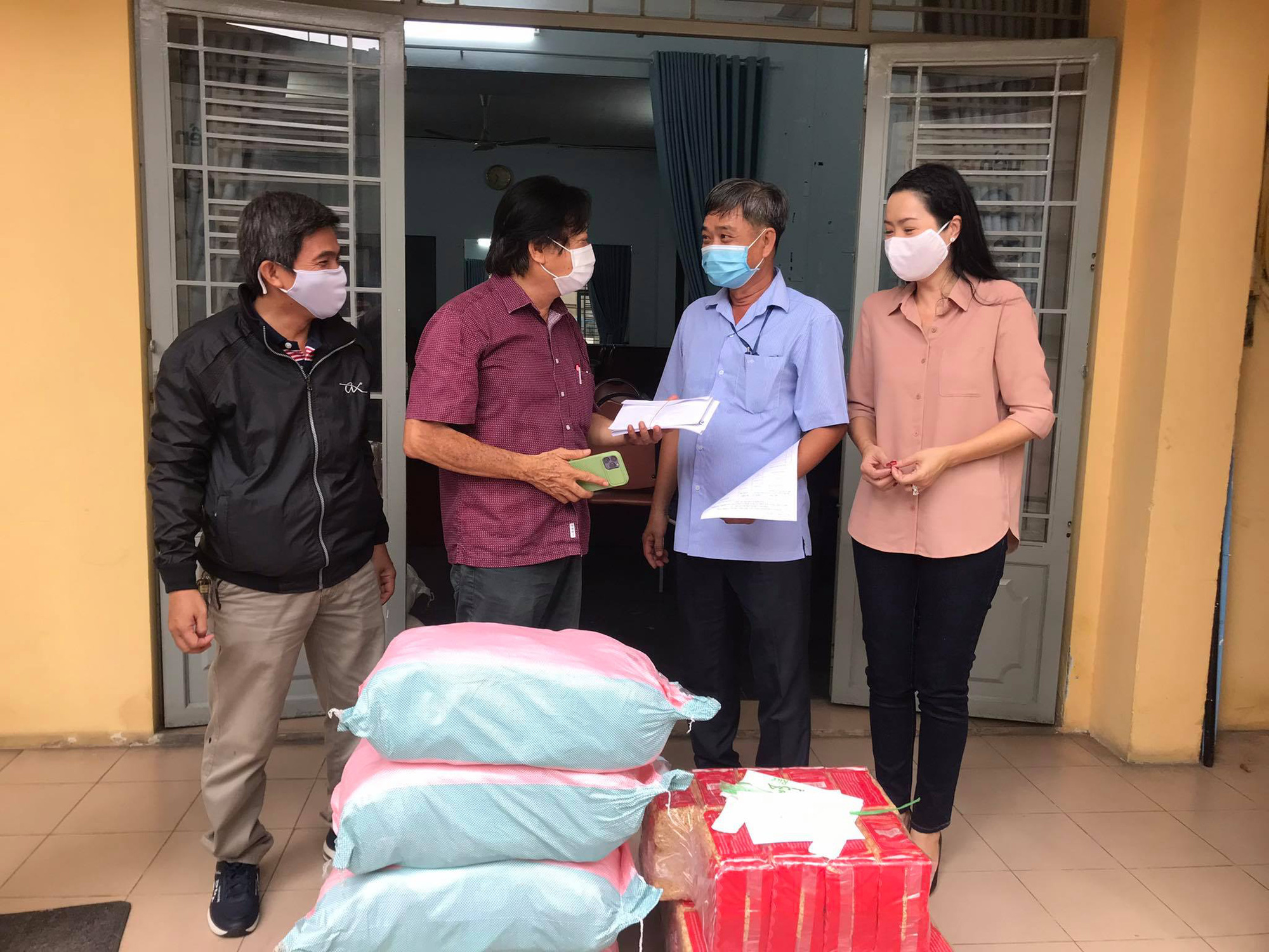 180 công nhân sân khấu nhận tiền, quà hỗ trợ trong mùa dịch Covid -19 - Ảnh 5.
