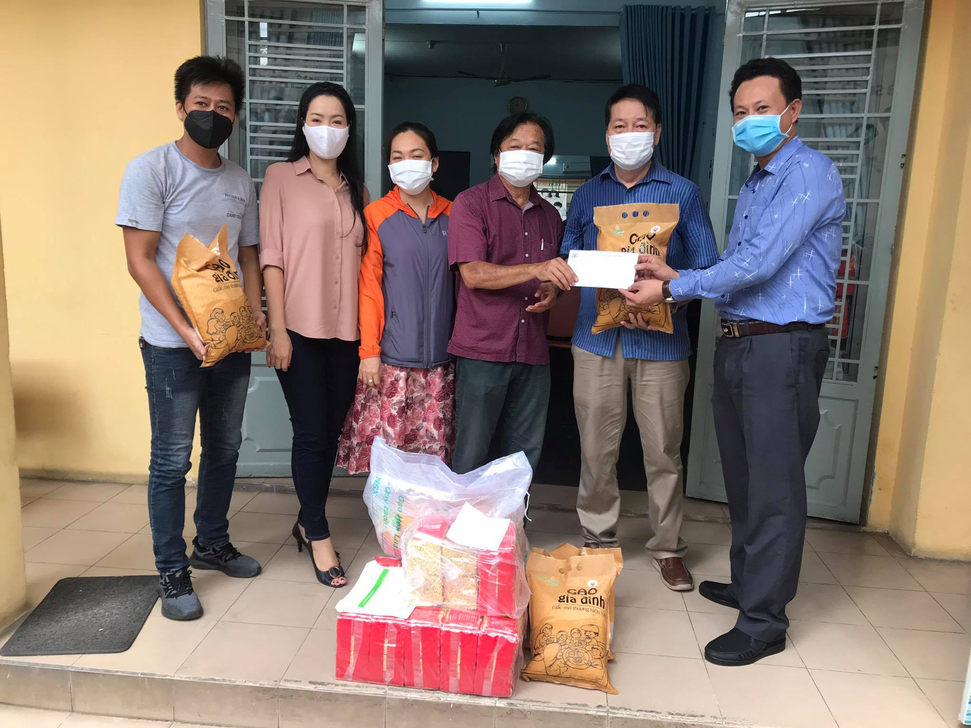 180 công nhân sân khấu nhận tiền, quà hỗ trợ trong mùa dịch Covid -19