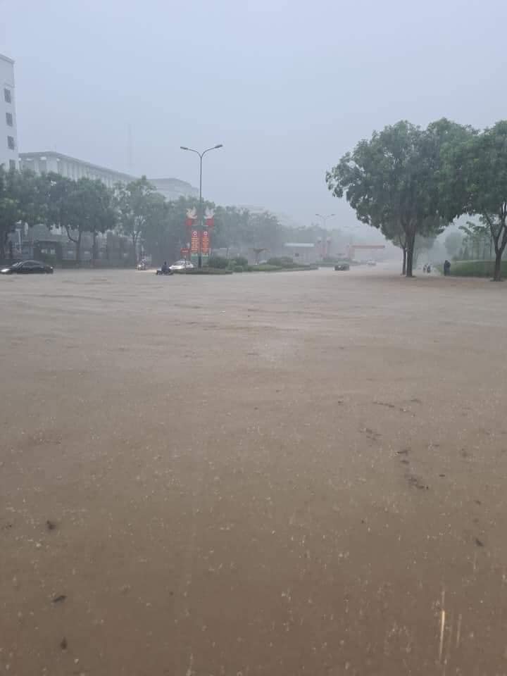&Ocirc;t&ocirc;, đồ đạc ch&igrave;m s&acirc;u trong nước ở L&agrave;o Cai - Ảnh 4.