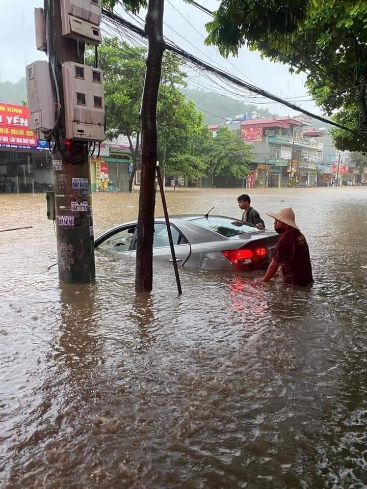 &Ocirc;t&ocirc;, đồ đạc ch&igrave;m s&acirc;u trong nước ở L&agrave;o Cai - Ảnh 3.