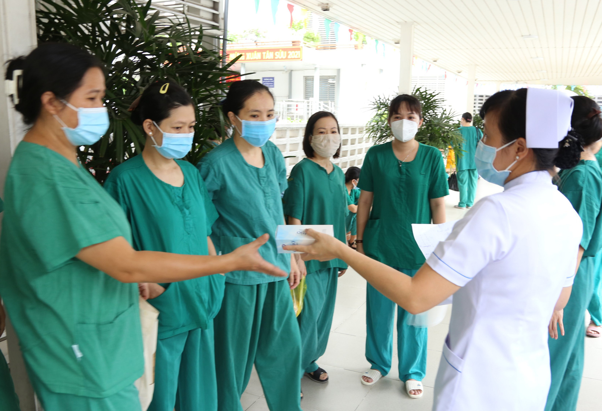 TP HCM: Bệnh viện Chợ Rẫy trợ lực xuyên đêm tìm ca F0 tại chợ Bình Điền - Ảnh 1.