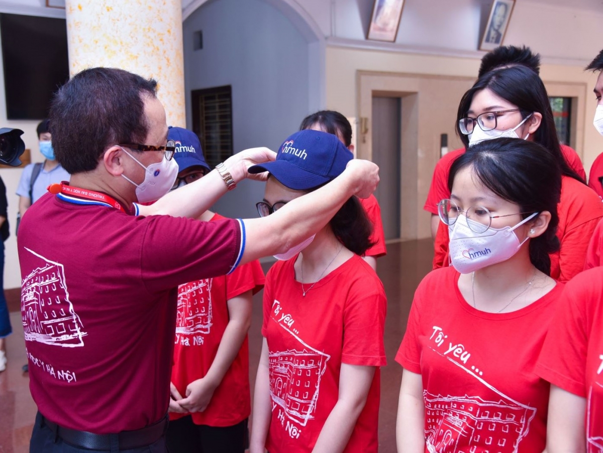 350 cán bộ, sinh viên Đại học Y Hà Nội vào Bình Dương hỗ trợ chống dịch Covid-19