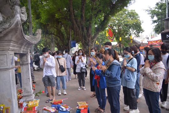 Cận cảnh các sĩ tử đội mưa to vái vọng ở Văn Miếu trước kỳ thi THPT - Ảnh 14.