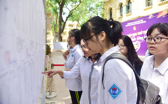 Dẫu cửa trường công khép chặt...