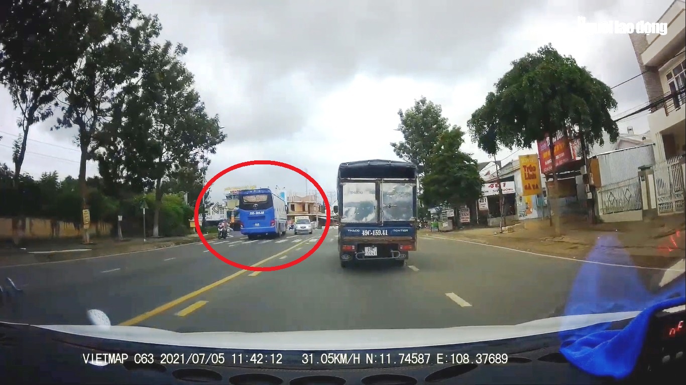Clip: Xe kh&aacute;ch vượt ẩu kinh ho&agrave;ng khiến nhiều người th&oacute;t tim ở L&acirc;m Đồng - Ảnh 3.
