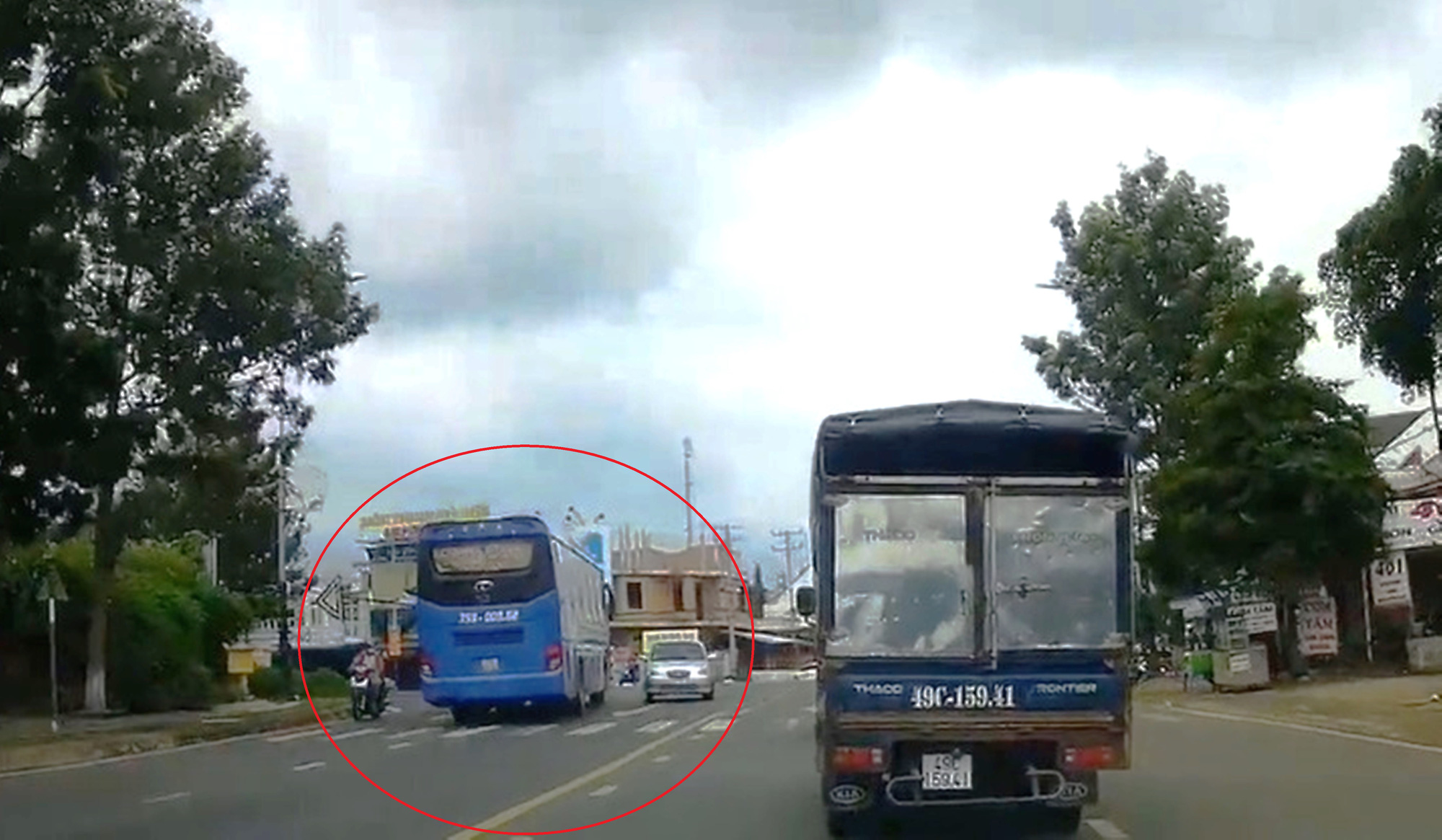 Clip: Xe kh&aacute;ch vượt ẩu kinh ho&agrave;ng khiến nhiều người th&oacute;t tim ở L&acirc;m Đồng - Ảnh 4.