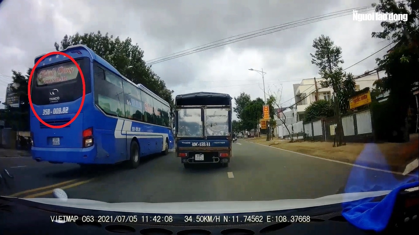 Clip: Xe kh&aacute;ch vượt ẩu kinh ho&agrave;ng khiến nhiều người th&oacute;t tim ở L&acirc;m Đồng - Ảnh 2.