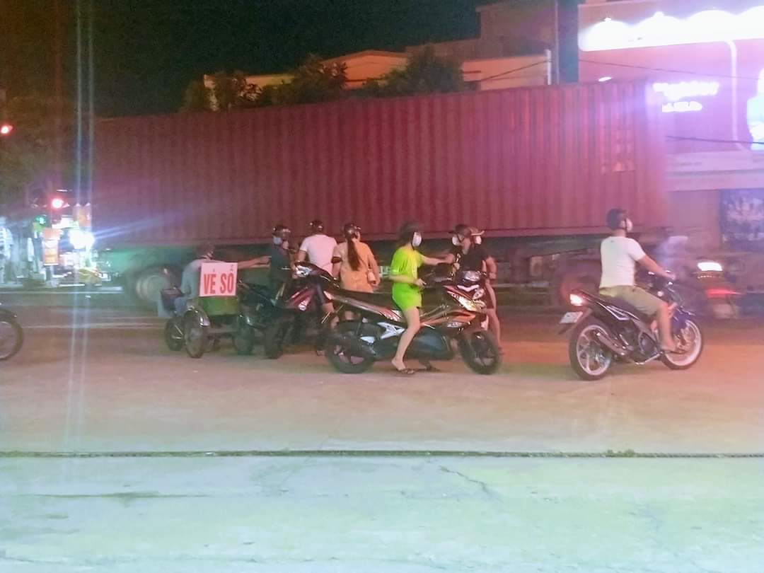 Gây tai nạn chết người, xe đầu kéo vẫn chạy khoảng 1,6 km mới dừng lại - Ảnh 2.