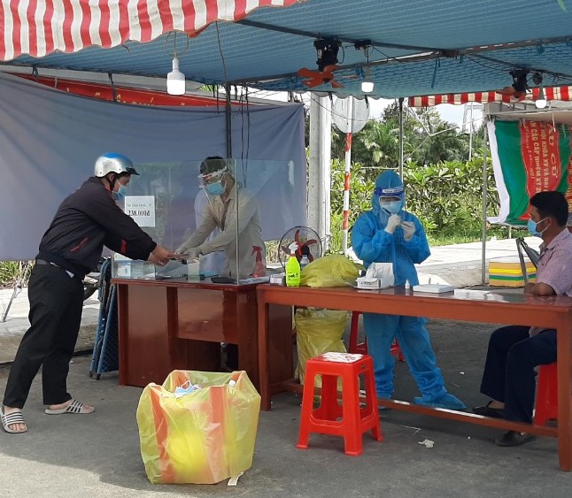 Một Ph&oacute; Gi&aacute;m đốc Sở GD-ĐT Vĩnh Long nghi mắc Covid-19 - Ảnh 1.
