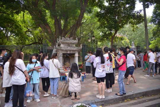 Lập r&agrave;o chắn, kh&ocirc;ng để th&iacute; sinh khấn v&aacute;i biển giao th&ocirc;ng - Ảnh 2.