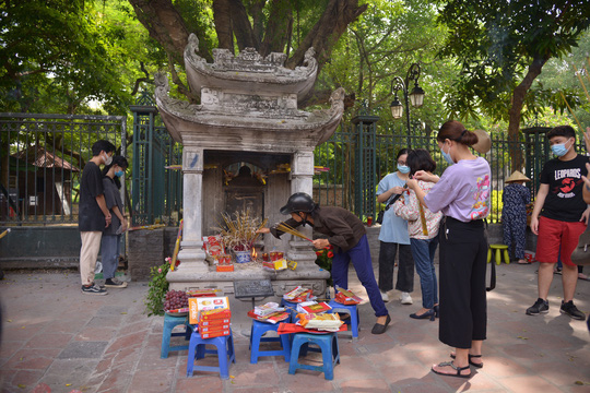 Lập r&agrave;o chắn, kh&ocirc;ng để th&iacute; sinh khấn v&aacute;i biển giao th&ocirc;ng - Ảnh 4.