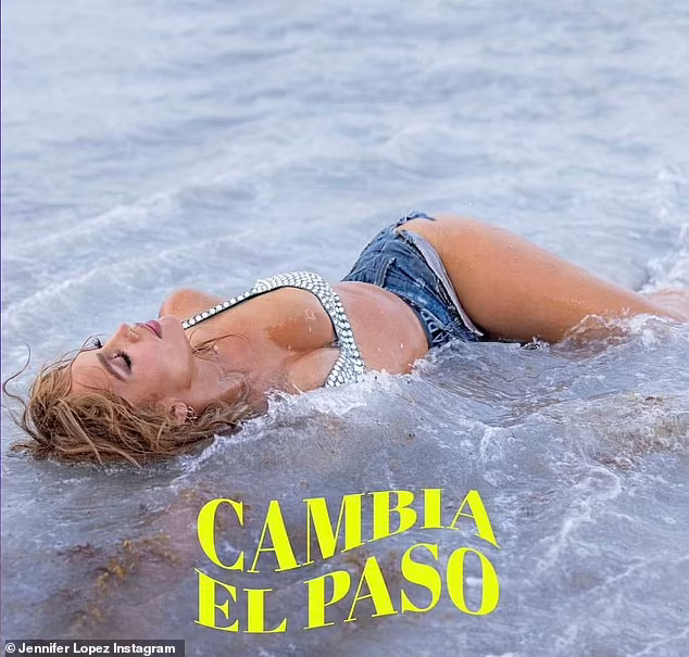 Jennifer Lopez quyến rũ ở tuổi 52