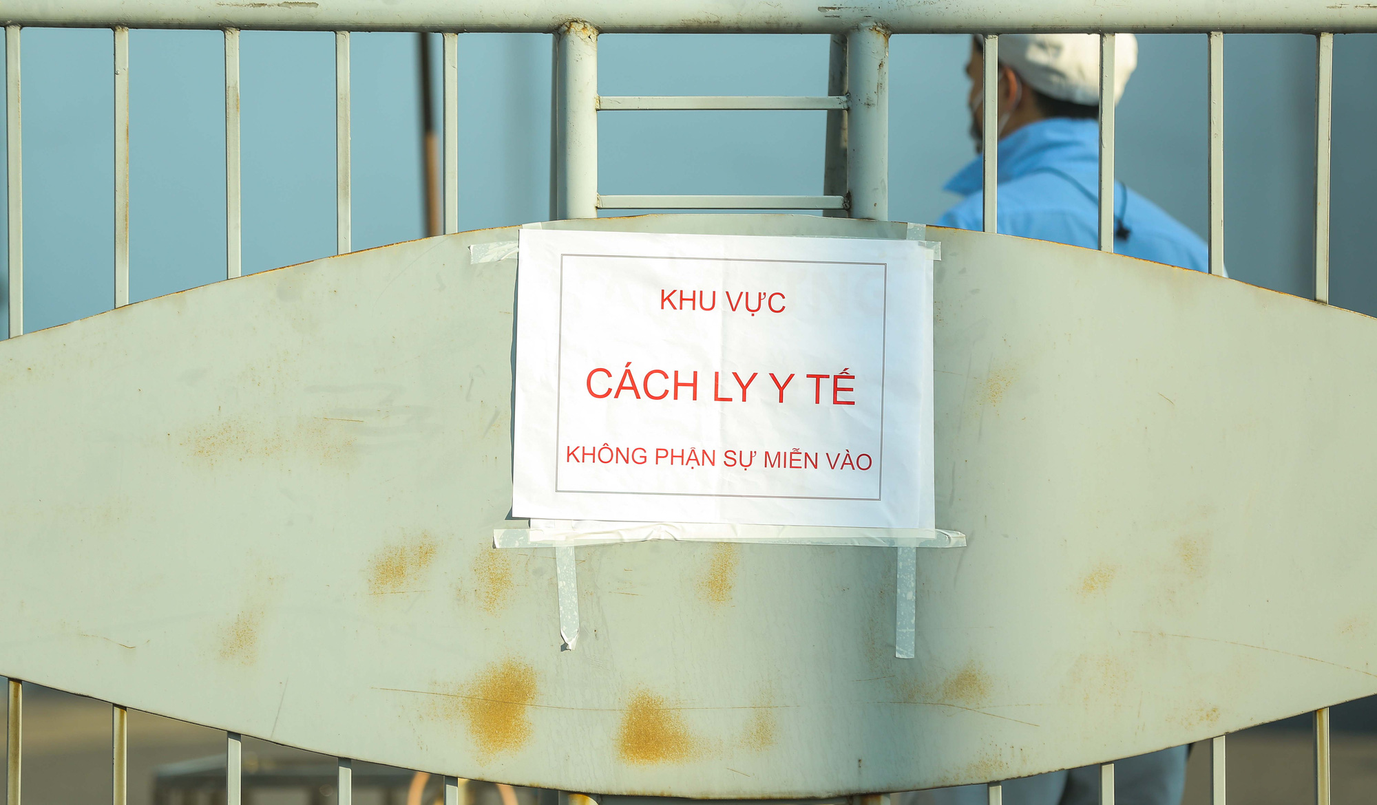 CLIP: Người d&acirc;n &ugrave;n &ugrave;n chuyển đồ v&agrave;o khu vực c&aacute;ch ly tại C&ocirc;ng ty SEI - Ảnh 3.