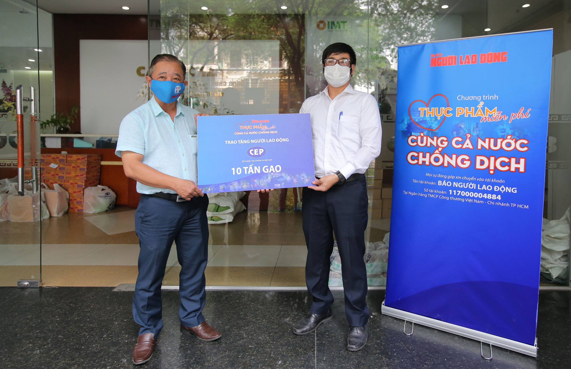 B&aacute;o Người Lao Động trao 10 tấn gạo để Quỹ CEP chia sẻ đến người lao động - Ảnh 1.