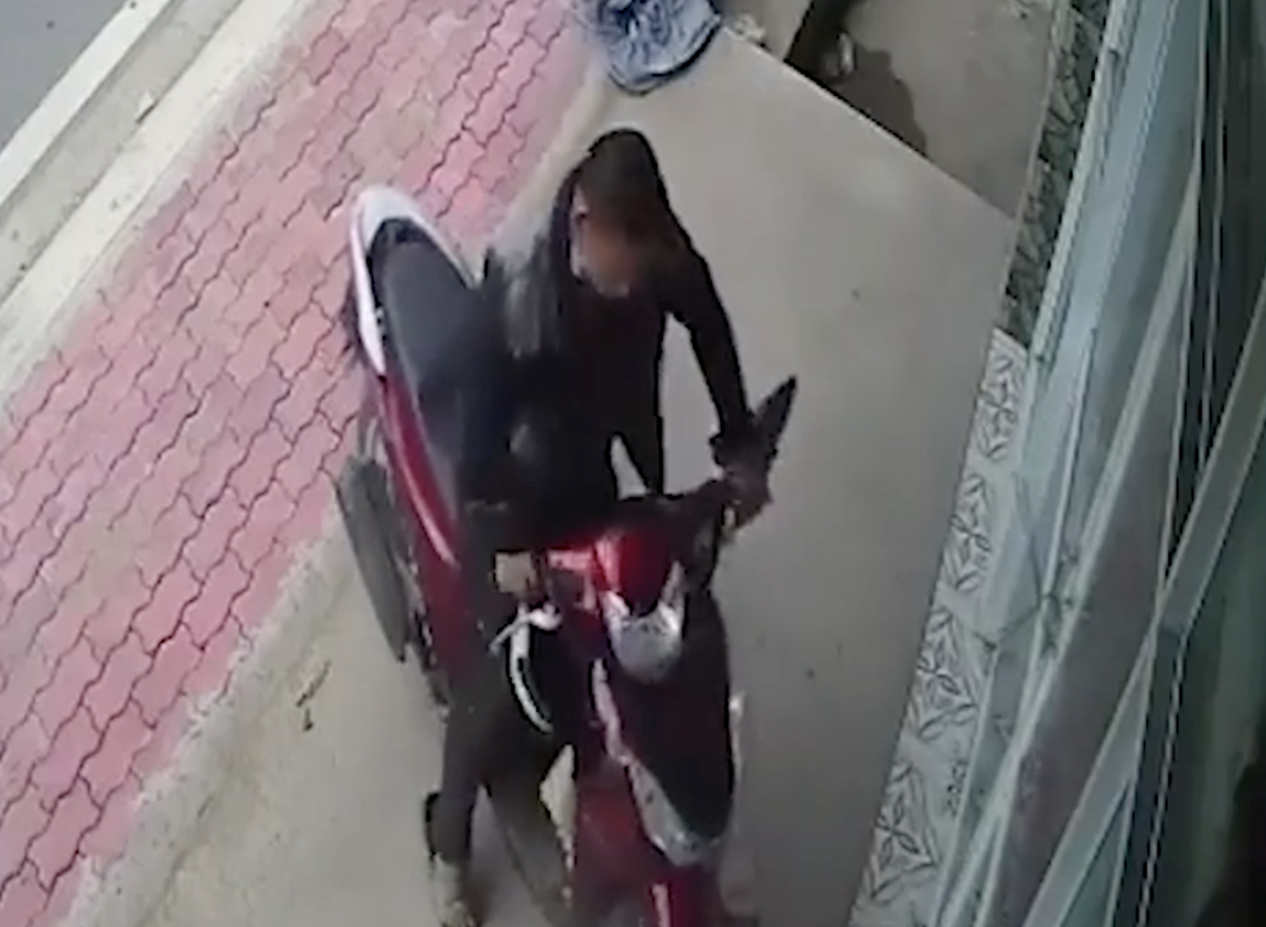 CLIP: Trộm xe ngay trước mắt khổ chủ