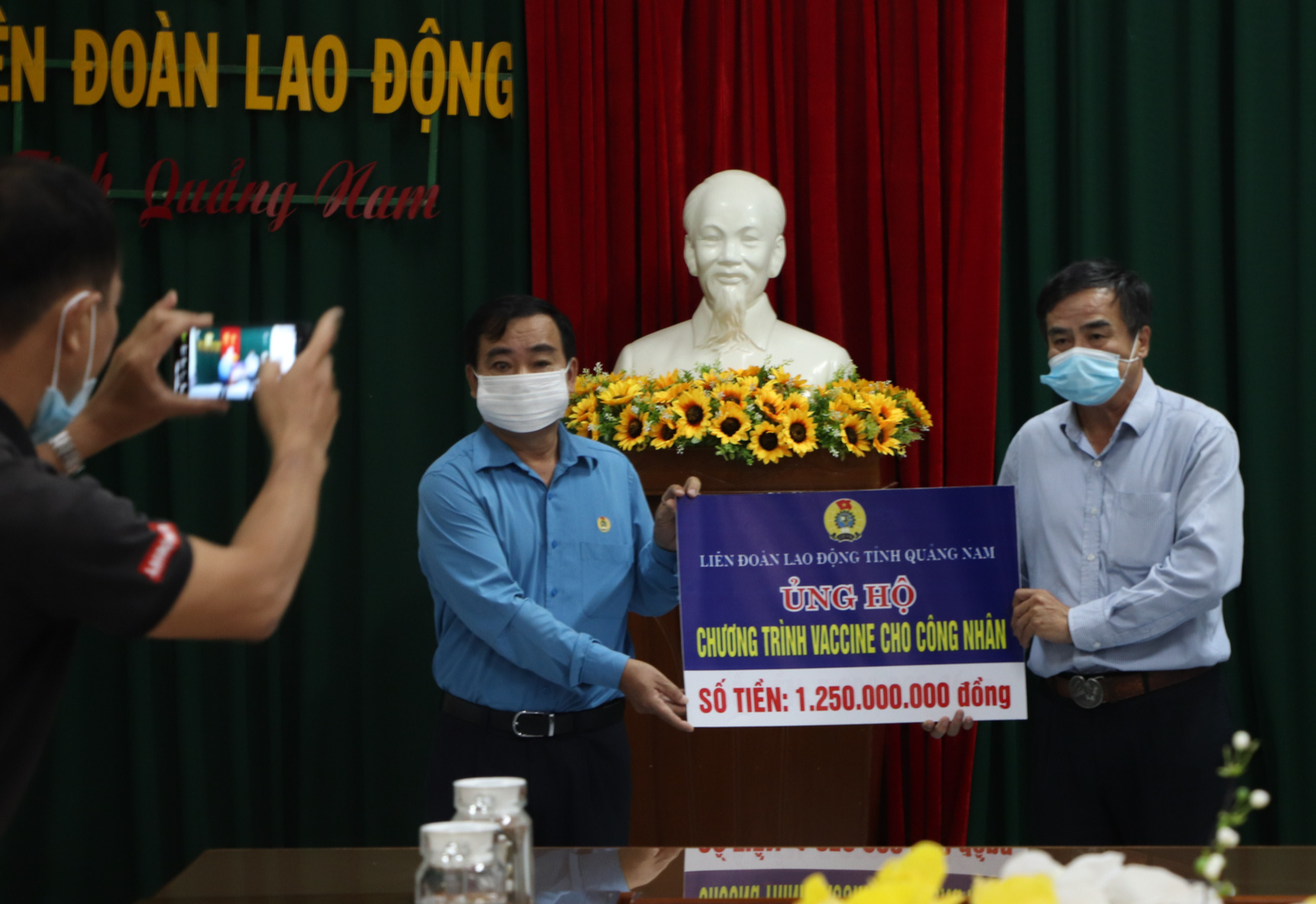 LĐLĐ Quảng Nam ủng hộ Chương tr&igrave;nh Vắc-xin cho c&ocirc;ng nh&acirc;n 1,25 tỉ đồng - Ảnh 1.