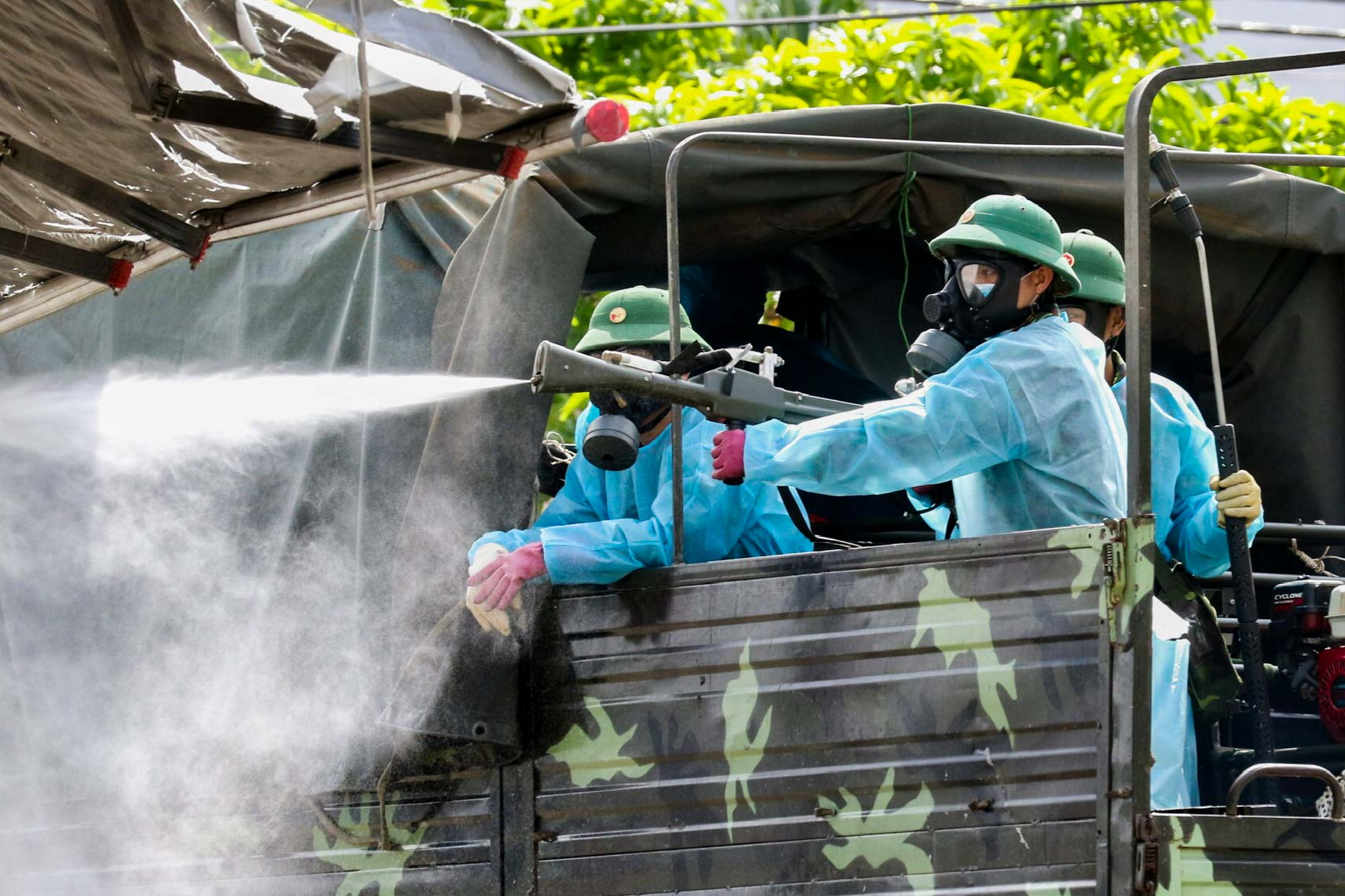 Cận cảnh binh chủng ho&aacute; học phun khử khuẩn chợ B&igrave;nh Điền - Ảnh 1.