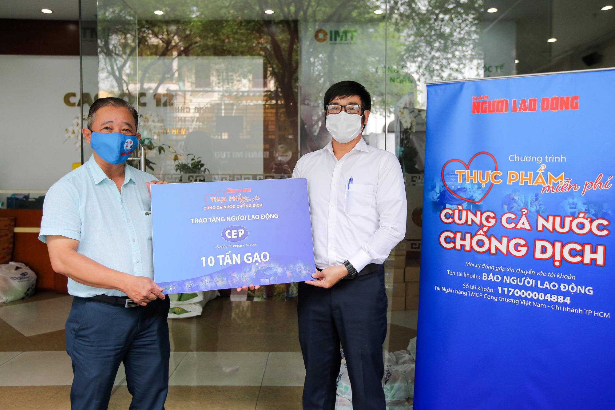 Báo Người Lao Động trao 10 tấn gạo để CEP chia sẻ đến người lao động