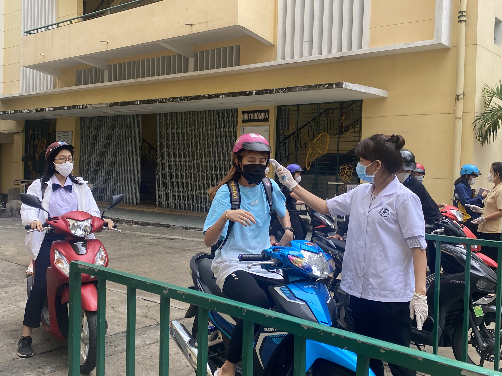 Dự thi tốt nghiệp THPT, th&iacute; sinh được nhắc nhở về trang phục - Ảnh 2.