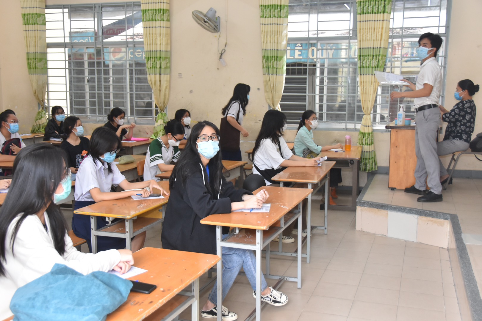 Th&iacute; sinh TP HCM hồi hộp l&agrave;m thủ tục dự thi tốt nghiệp THPT - Ảnh 1.