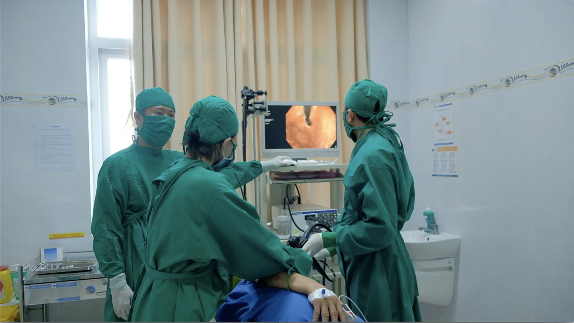 Bị mảnh xương gà cắm vào thực quản