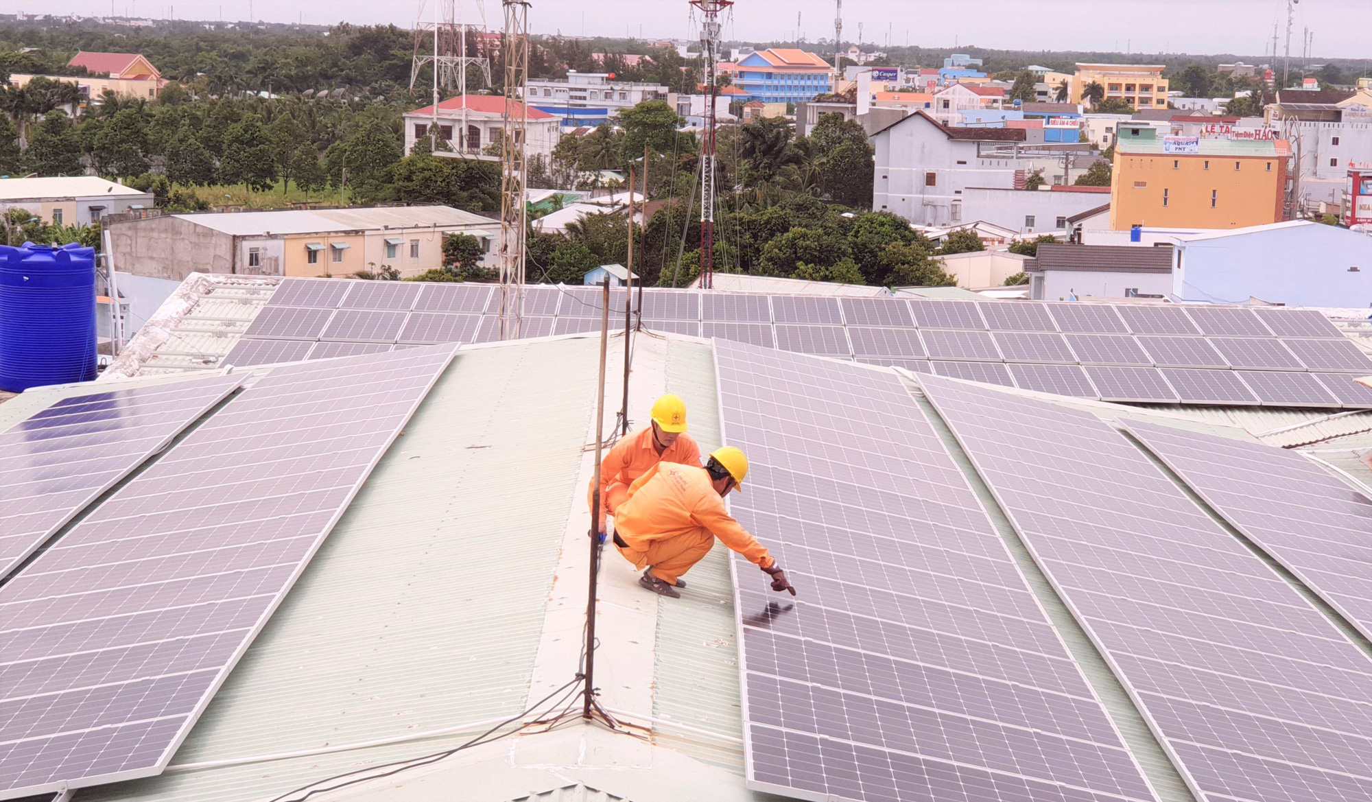 Kiểm tra thực tế mua bán điện mặt trời tại Vĩnh Long - Ảnh 1.