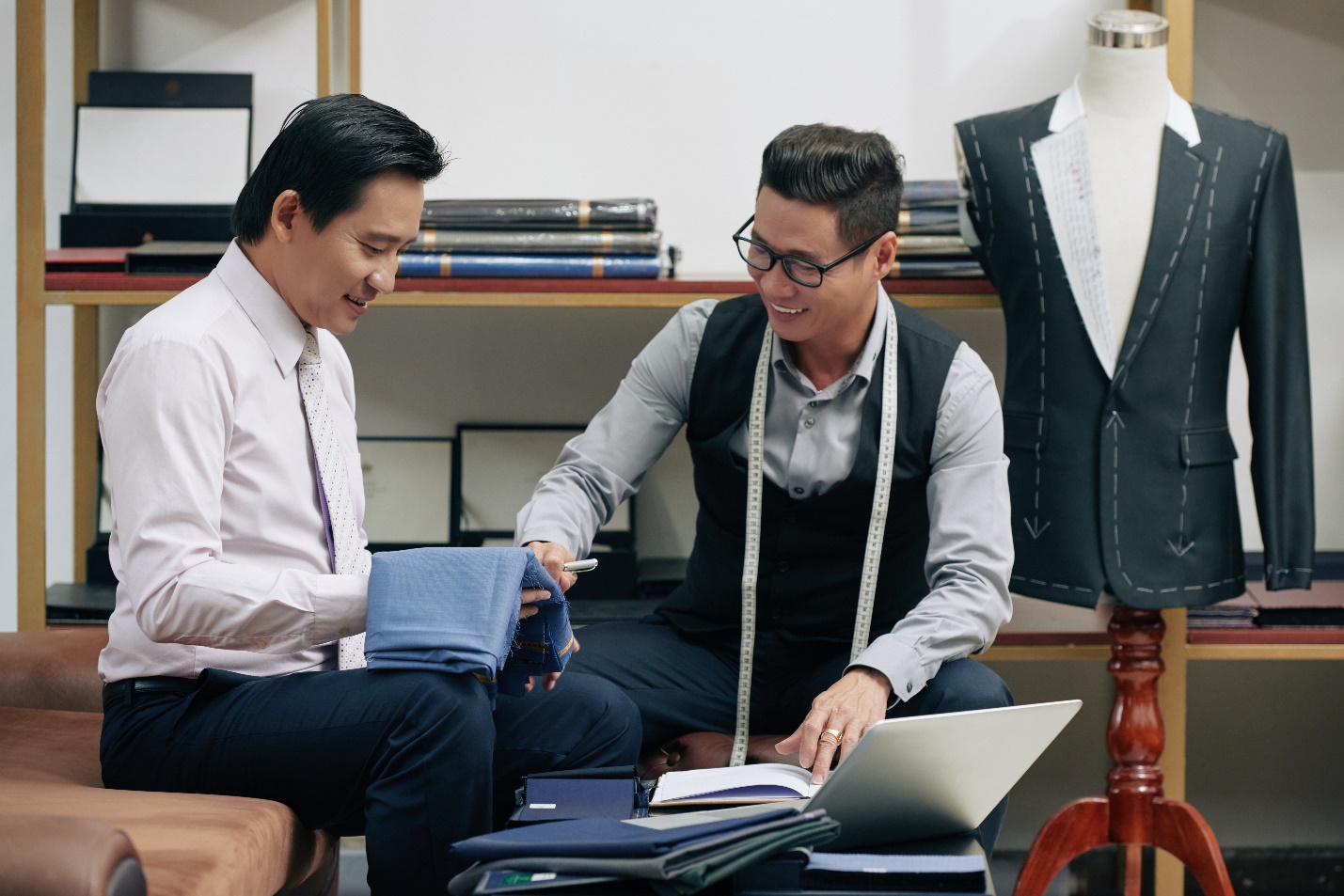 Tìm hiểu dịch vụ may vest gấp lấy ngay chỉ có tại Mon Amie