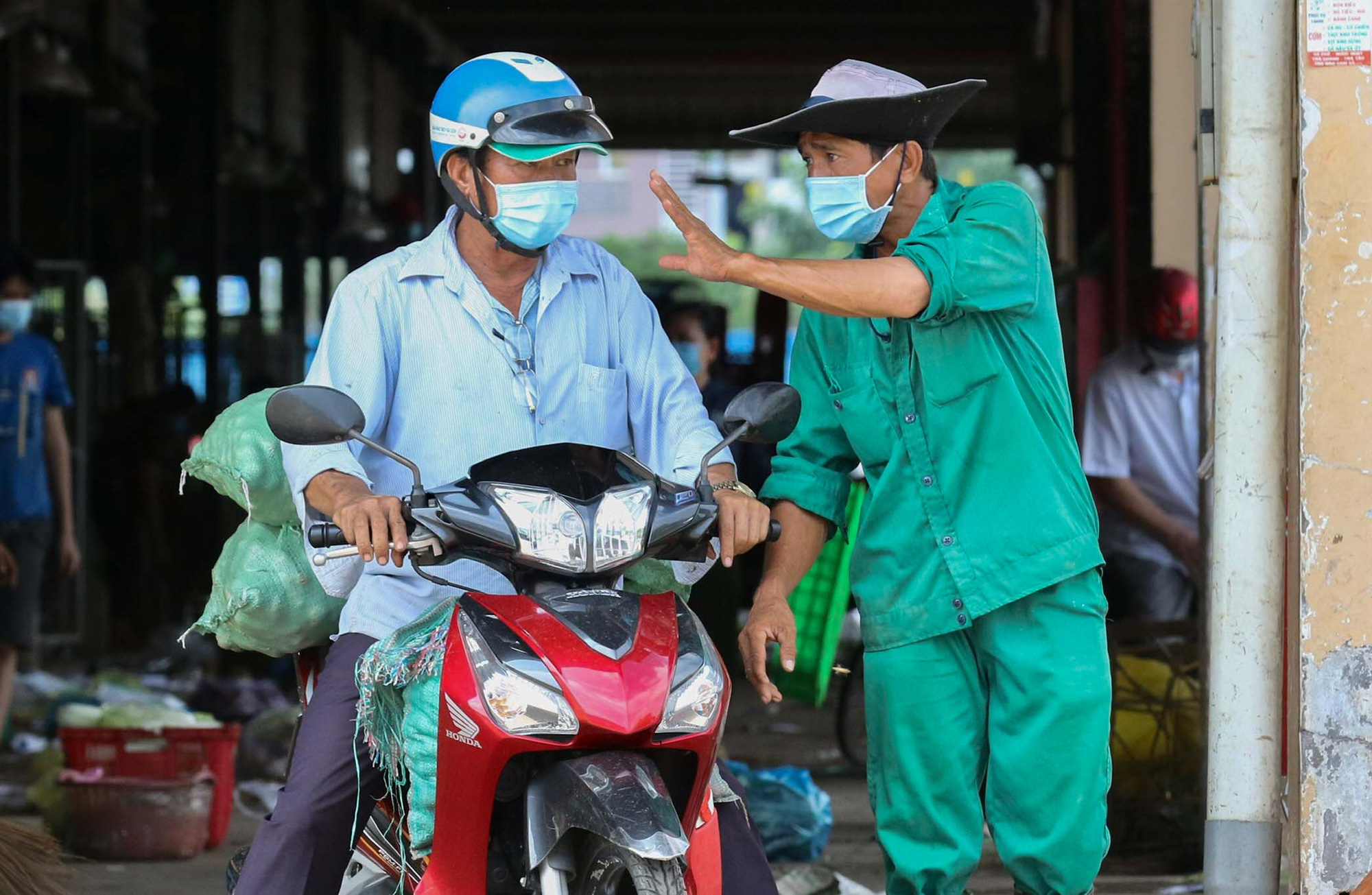 Cận cảnh binh chủng ho&aacute; học phun khử khuẩn chợ B&igrave;nh Điền - Ảnh 7.